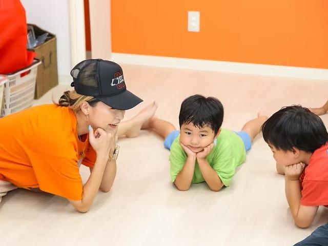 【保育士】多機能型施設/正社員/資格必須/月給20万円～/土日祝休み/残業ほぼなし/未経験可/脳科学に基づいた発育ダンスや右脳教育を実施◎の写真1枚目