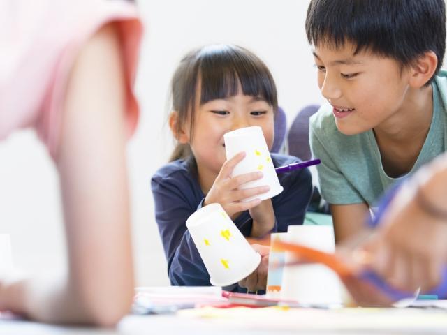 【児童指導員】多機能型施設/年間休日125日以上◎/月10日休み/未経験可/月給27万円～/ABAに特化した丁寧な療育支援/子どもたちが笑顔で遊べる環境づくり♪/正社員/資格必須