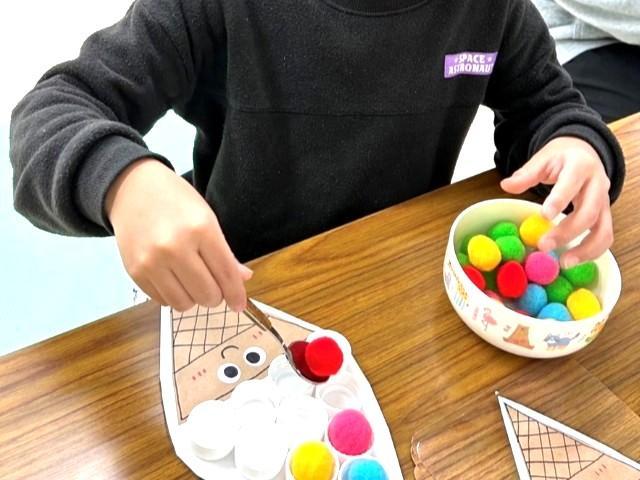 【保育士】放課後等デイサービス/年間休日110日/週休2日制◎/子どもとスタッフ全員で取り組む、制作活動と外出活動に力を入れています♪/月給23.5万円～/正社員/資格必須の写真3枚目