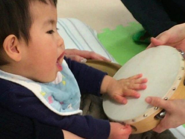 【保育士】放課後等デイサービス/日祝休み/年休113日/心を動かし脳を活性化させる音楽療法がメイン/夢中になれるものを一緒に見つけて育てる♪/月給23.1万円～/正社員/資格必須の写真1枚目