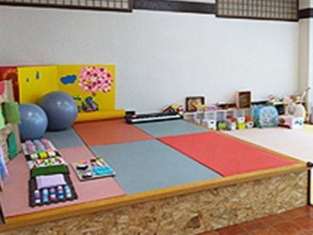 【作業療法士】多機能型施設/正社員/資格必須/月給22万円～/研修制度あり/残業ほぼなし◎/カラフルでアットホームな温かい施設♪