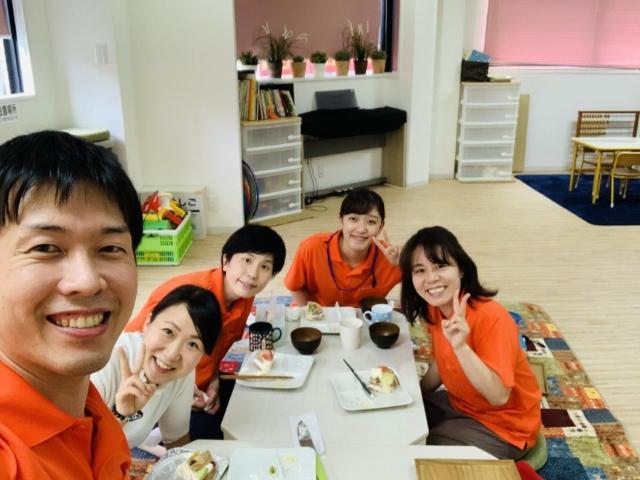 【児童指導員】多機能型施設/土日休み◎/年間休日120日以上/未経験可/月給25.5万円～/音楽や運動を通して子どもたちの成長を支援/笑顔が絶えない地域づくりを♪/正社員/資格必須