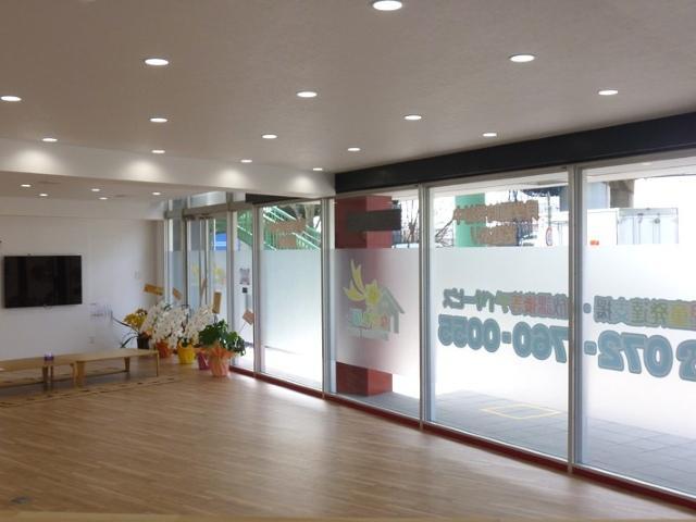 【保育士】多機能型施設/水日祝休み/年間休日125日/残業ほぼなし◎/月給25万円～/子どももスタッフも楽しみながら成長していける場所/安心して過ごせるひと時を♪/正社員/資格必須の写真1枚目