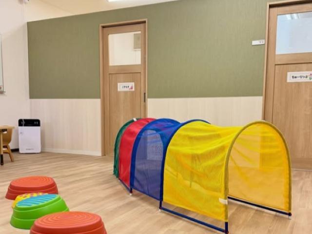 【児童指導員】多機能型施設/年休120日/土日休み/経験者を募集！/研修制度が充実/全国展開中の大手FC◎/ちがいを尊重し「できた」を増やす支援♪/月給24万円～/正社員/資格必須