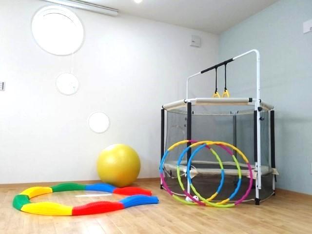 【児童発達支援管理責任者】月給28万円～/多機能型施設/年休120日以上/日祝休み◎/残業ほぼなし！/子どもも家族もスタッフも明るく過ごせる場所♪/正社員/資格必須