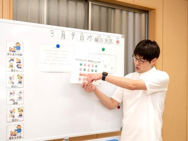 【児童指導員】⽉給21万円〜/放課後等デイサービス/年休110日/日曜休み◎/医師・研究機関が開発した運動メインの独自プログラム/スキルアップしたい方歓迎♪/正社員/資格必須