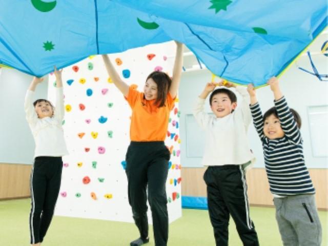 【児童指導員】＼高待遇♪／多機能型施設/年間休日120日/日祝休み/送迎なし◎/月給25万円～/研修充実で早期のキャリアアップも可能/少人数制で体操メインの運動特化型療育♪/正社員/資格必須の写真3枚目