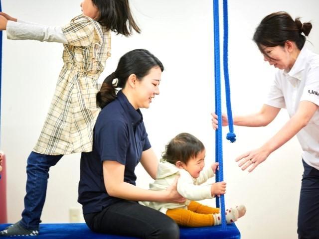 【児童指導員】＼高待遇♪／多機能型施設/月給28.4万円～/未経験歓迎◎/専門職多数在籍/研修＆サポート充実/子どもたちに専門的視点から支援を♪/正社員/資格必須の写真1枚目