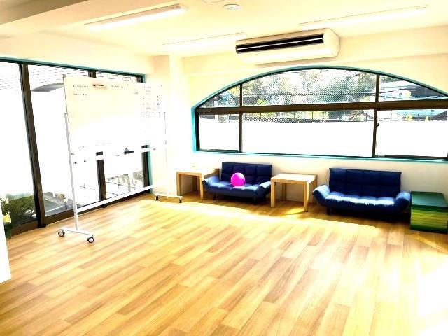 【児童指導員】＼高待遇♪／放課後等デイサービス/月給26万円～/残業ほぼなし/未経験可/全国に300施設以上を展開する業界大手のFC♪/個別対応で自主性を伸ばす療育◎/正社員/資格必須の写真2枚目