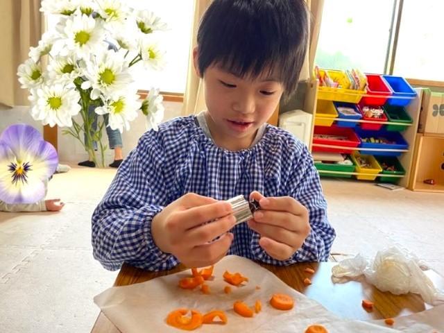 【児童指導員】＼高待遇♪／多機能型施設/月給26.3万円～/毎年昇給/年間休日110日/研修＆福利厚生充実◎/外遊びやダンス、工作など、のびのび、楽しい成長を♪/正社員/資格必須の写真1枚目