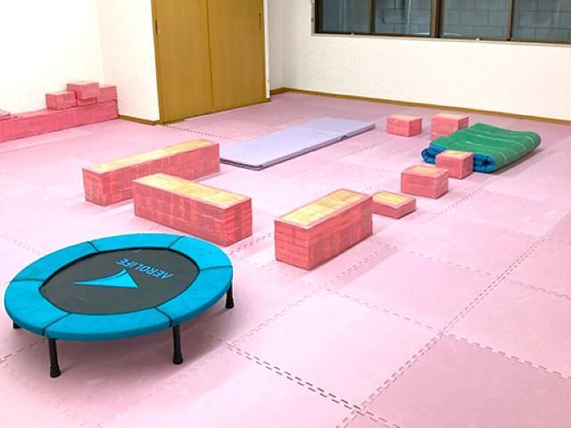 【児童指導員】＼高待遇♪／多機能型施設/⽉給25.1万円〜/残業ほぼなし/年間休日120日/日祝休み◎/ブランク可/保育園を多数運営/独自の幼児教育プログラムが特徴♪/正社員/資格必須