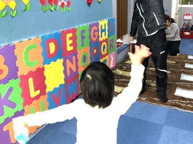 【保育士】多機能型施設/日祝休み◎/週休2日制/残業ほぼなし/さまざまな発見と体験を子どもたちに！/楽しく成長できるプログラムを提供します♪/月給18万円～/契約社員/資格必須