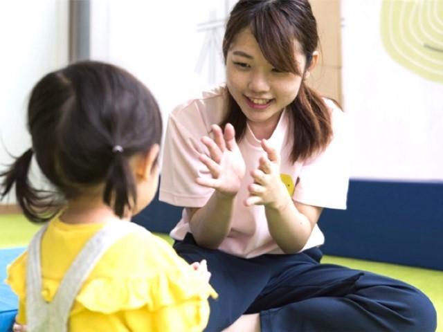【保育士】多機能型施設/日祝休み/育休取得実績あり◎託児施設隣接だから子育て世代も安心して働けます♪/運動好きな方大歓迎！/未経験・ブランクOK/月給21万円～/正社員/資格必須の写真1枚目