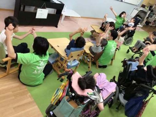 【保育士】放課後等デイサービス/日祝休み◎/年休112日/心を動かし脳を活性化させる音楽療法がメイン/夢中になれるものを一緒に見つけて育てる♪/月給23万円～/正社員/資格必須