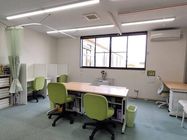 【児童指導員】多機能型施設/日祝休み/残業ほぼなし◎/こころとからだに働きかける多彩なトレーニング♪/スムーズな社会生活を送るための療育支援/月給17.2万円～/正社員/資格必須の写真2枚目