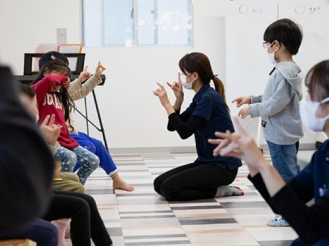 【保育士】放課後等デイサービス/日曜休み/年間休日110日/残業ほぼなし◎/丁寧に成長をつみかさねていく支援/モットーは「毎日ひとつの学び」♪/月給21.6万円/正社員/資格必須