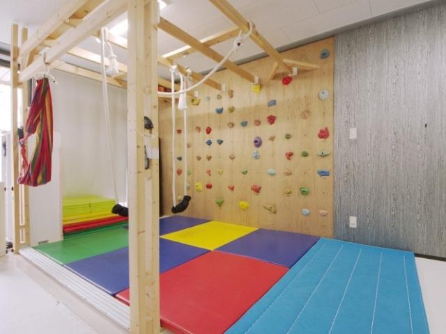 【保育士】多機能型施設/週5日、1日6.5h勤務/子どもと保護者を笑顔に！学びや育ちの楽しさを通じた成長の場をめざす♪/時給1,250円～/経験者募集！/パート・アルバイト/資格必須の写真2枚目