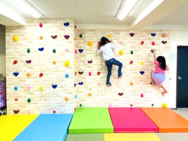 【児童指導員】多機能型施設/資格必須/正社員/月給24万円～/成長中の企業◎/年間休日120日/残業ほぼなし/多彩な教育制度で成長も！/「できた！」を大切に7つのスキルアップを♪