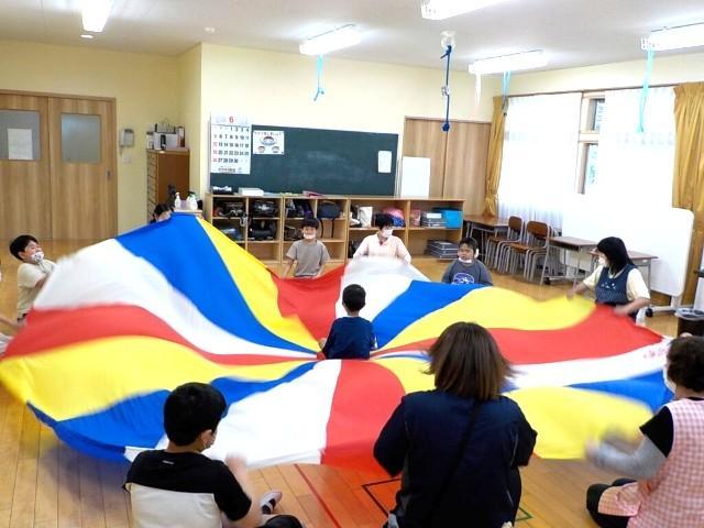 【児童指導員】多機能型施設/契約社員/資格必須/月給20.2万円～/7.5時間勤務♪/育児・看護・介護休業取得実績あり◎/子どもから成人まで幅広いを展開中の法人♪