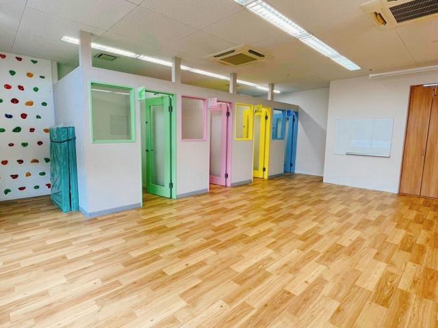 【児童指導員】児童発達支援/年休130日/時短勤務あり/実践的に学べる研修制度あり◎/ABAを基盤とした個別・小集団療育を実施♪/月給23.5万円～/正社員/資格必須