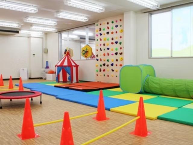 【児童発達支援管理責任者】放課後等デイサービス/日祝休み/年休114日◎/楽しみながら成長！/多目的室やシアターを完備し、遊びを通した療育を実施♪/月給23万円～/正社員/資格必須