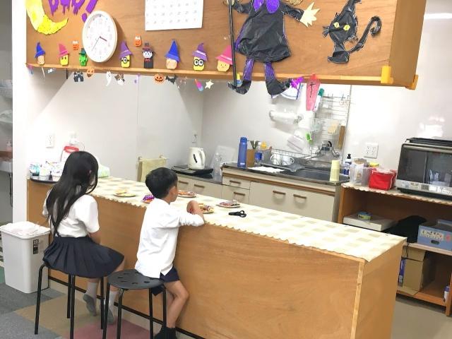 【児童指導員】放課後等デイサービス/完全週休2日制◎/子ども一人ひとりの課題に合わせて社会への適応をサポート！/空間や体験を通じて発達を育む/月給18.5万円～/正社員/資格必須