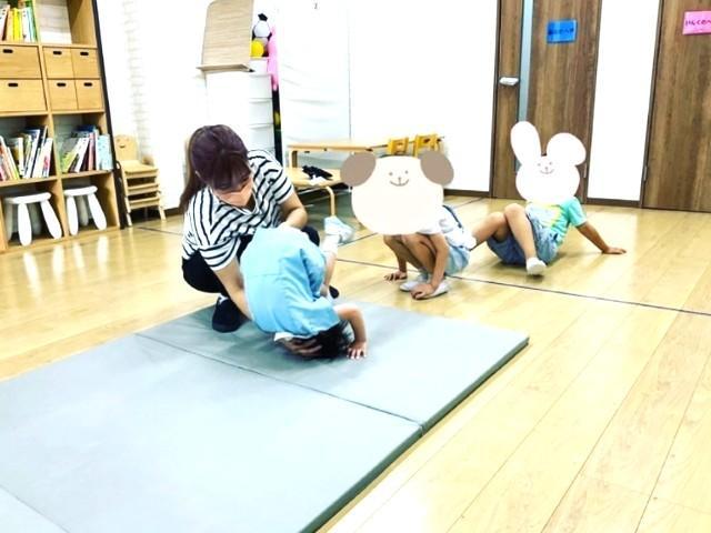 【児童指導員】多機能型施設/年休120日/土日祝休み/残業ほぼなし/教育業界大手開発の教材・スタッフ研修制度◎/「できた！」を増やすお手伝い♪/月給20万円～/正社員/資格必須の写真3枚目