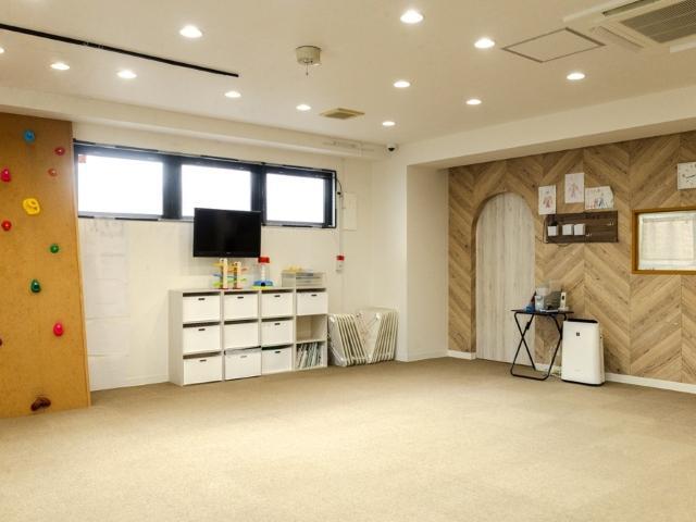 【児童指導員】多機能型施設/日祝休み/首都圏エリアで20施設以上を展開中の法人♪豊富なキャリアパスで、成長もやりがいもかなう◎/⽉給26.3万円〜/正社員/資格必須の写真1枚目