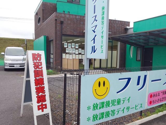 【保育士】放課後等デイサービス/日曜休み・完全週休2日制＆残業ほぼなし◎/みんなで楽しく、笑顔になれる施設♪/未経験歓迎！年約10回の研修あり/月給23万円～/正社員/資格必須