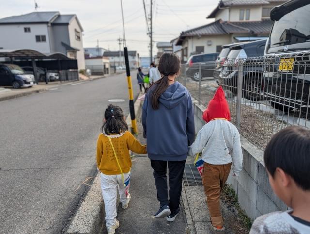 急募【児童指導員】多機能型施設/完全週休2日制/残業ほぼなし/未経験可/希望休OK！/未来を見据えた土台型療育/専門的な視点と技術で成長をサポート♪/月給24万円～/正社員/資格必須