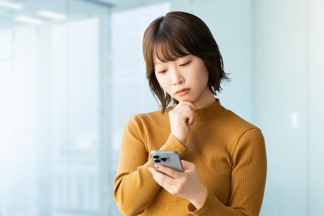 悩んでいる女性