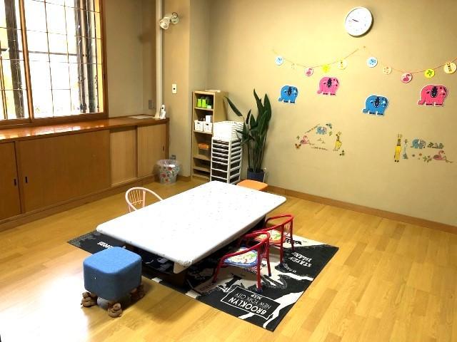 【保育士】放課後等デイサービス/年間休日110日/日曜休み/残業ほぼなし◎/海外研修を通じてスタッフもスキルアップ！子どもたちには語学力を♪/月給17万円～/契約社員/資格必須の写真4枚目