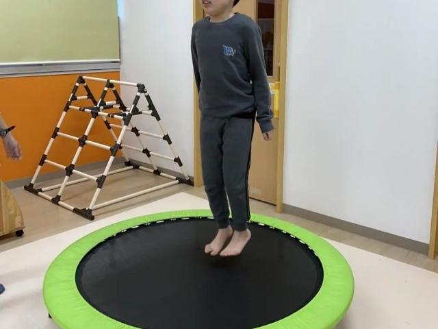 【児童指導員】多機能型施設/年休120日/日曜休み/育休の取得実績あり◎/運動療育×個別療育で「やりたい！」を見つけ、やり遂げる力をはぐくむ♪/月給17.3万円～/正社員/資格必須の写真1枚目