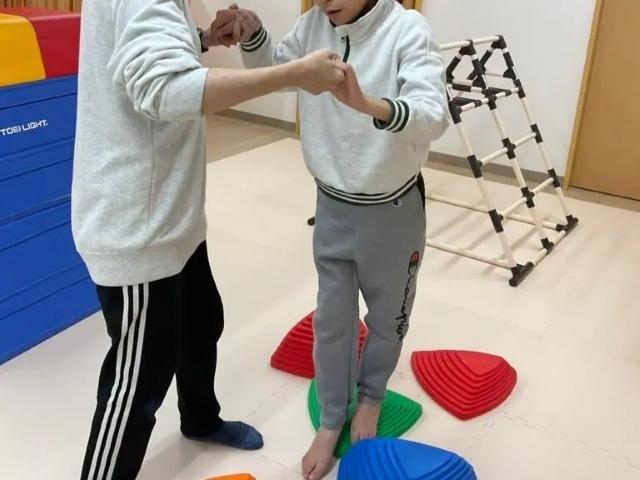 【児童指導員】多機能型施設/年休120日/日曜休み/育休の取得実績あり◎/運動療育×個別療育で「やりたい！」を見つけ、やり遂げる力をはぐくむ♪/月給17.3万円～/正社員/資格必須の写真4枚目