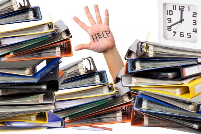 仕事に埋もれる人