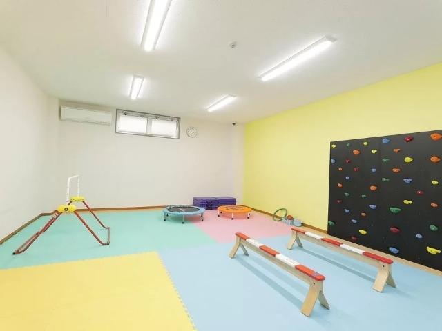 【保育士】多機能型施設/年間休日111日＆残業ほぼなし◎/全国展開中の大手FC/「できた！」の中身やその先も追求♪しっかり向き合える少人数体制/月給24万円～/正社員/資格必須の写真4枚目