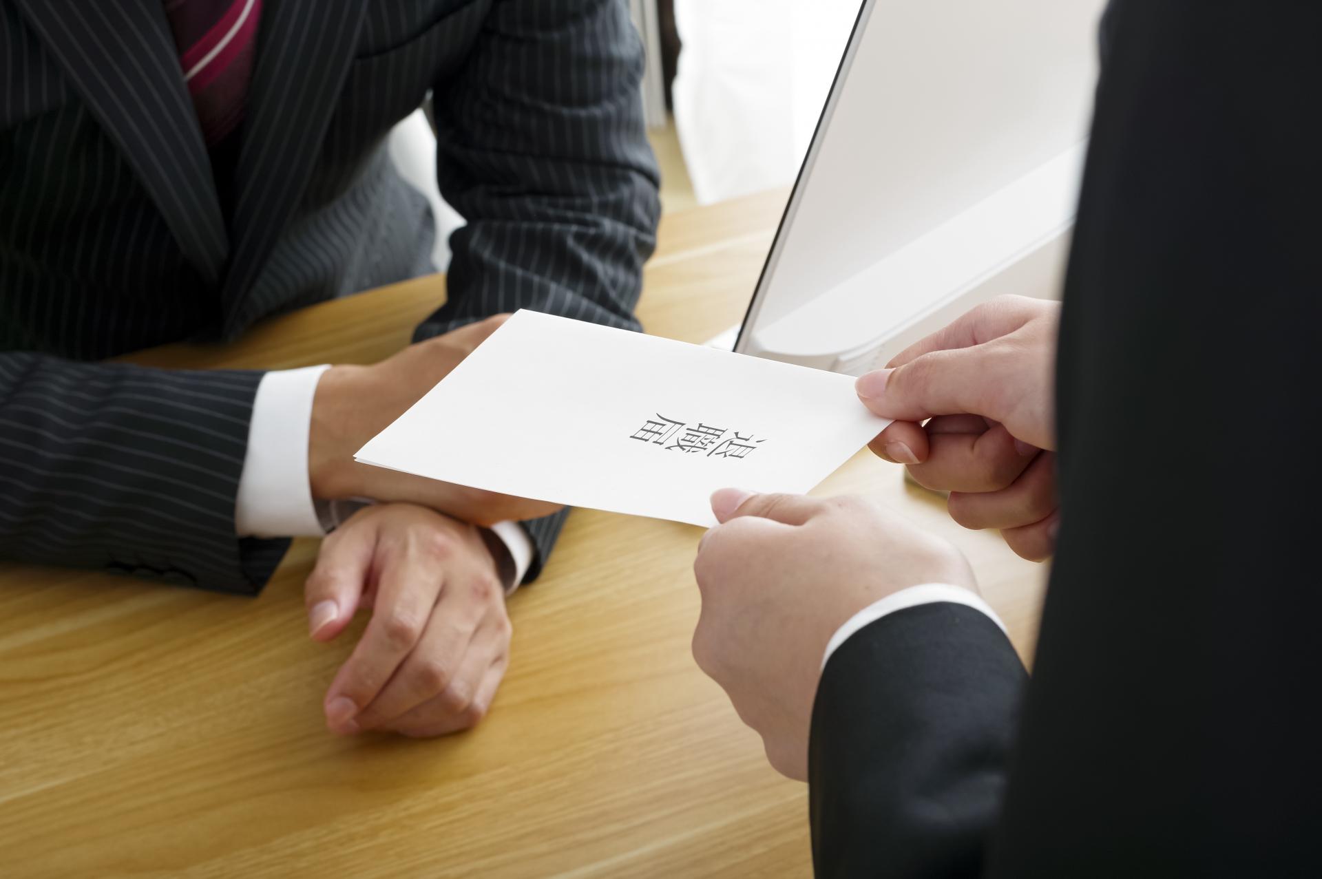 退職届を渡すサラリーマン