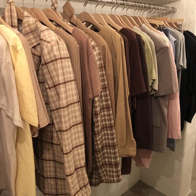 クローゼットにかけられた服