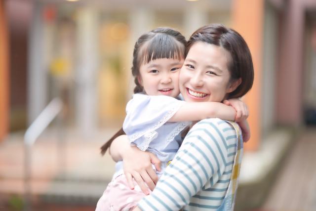 子供と抱き合う女性