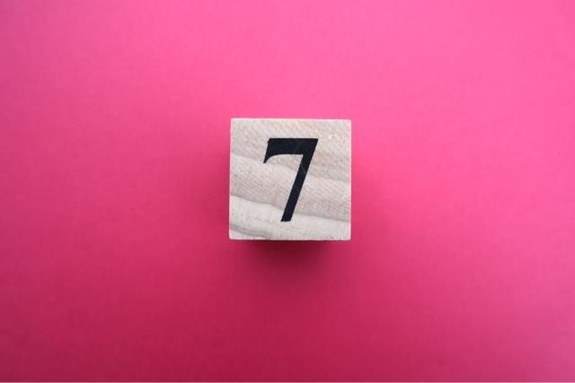 数字の7が記された木