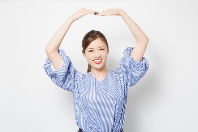 手で丸を作る女性