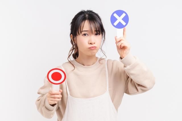 バツをあげる女性