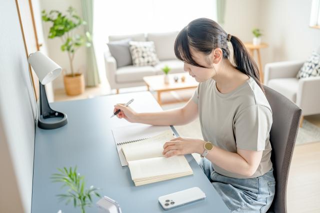 ノートを書く女性