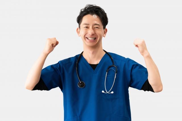 聴診器をかけた男性