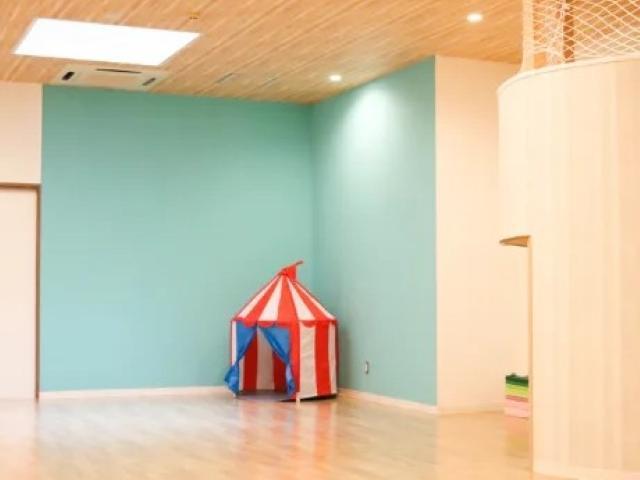 【保育士】放課後等デイサービス/週休2日制/土日休み◎/月給26.5万円～/学び・遊び・つながりを通して心と力をはぐくむ♪/楽しく学べる環境で成長をサポート！/契約社員/資格必須