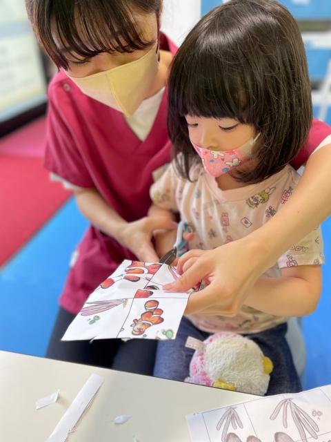 【児童指導員】多機能型施設/年間休日110日/週休2日制◎/月給28万円～/発達と学習を手厚くサポート/専門職によるリハビリに特化したチームアプローチ式の支援♪/正社員/資格必須の写真2枚目