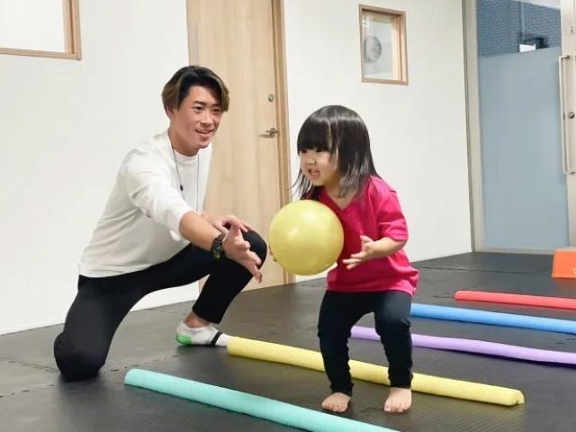 【作業療法士】多機能型施設/完全週休2日制/送迎なし◎/未経験可/運動と遊びで「楽しい」を輝かせる♪/個性と発達段階に応じた愛情たっぷりの総合療育/月給26万円～/正社員/資格必須の写真1枚目