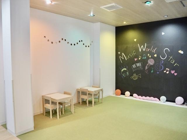 【理学療法士】多機能型施設/年間休日125日以上/日曜休み◎/居住支援＆送迎手当あり/研修が充実！/「脳科学×コーチング」の独自メソッドが特徴♪/月給23万円～/正社員/資格必須