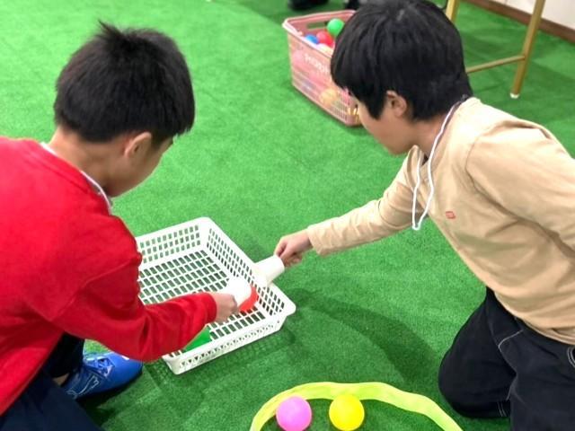 【保育士】放課後等デイサービス/残業ほぼなし◎/髪型自由/サッカーや英語を中心とした療育で、自己肯定感アップ＆丈夫な身体づくりを実現♪/月給23.5万円～/正社員/資格必須