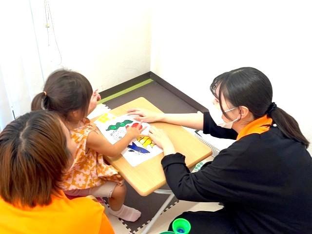 【作業療法士】多機能型施設/日曜休み＆年間休日120日◎/送迎なし/年間300以上の研修あり/決まった形はつくらない、オーダーメイドの療育を実践♪/月給22万円～/正社員/資格必須の写真1枚目